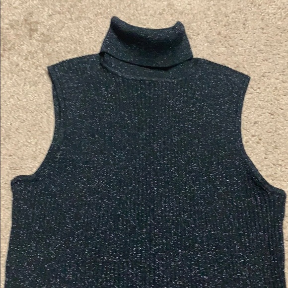 Cable & Gauge T-Neck sleeveless Sweater - Picture 3 of 5